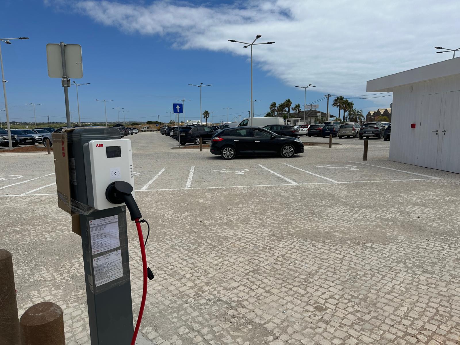 Carregador ABB com cabo ligado, junto aos lugares de estacionamento em Armação de Pêra.